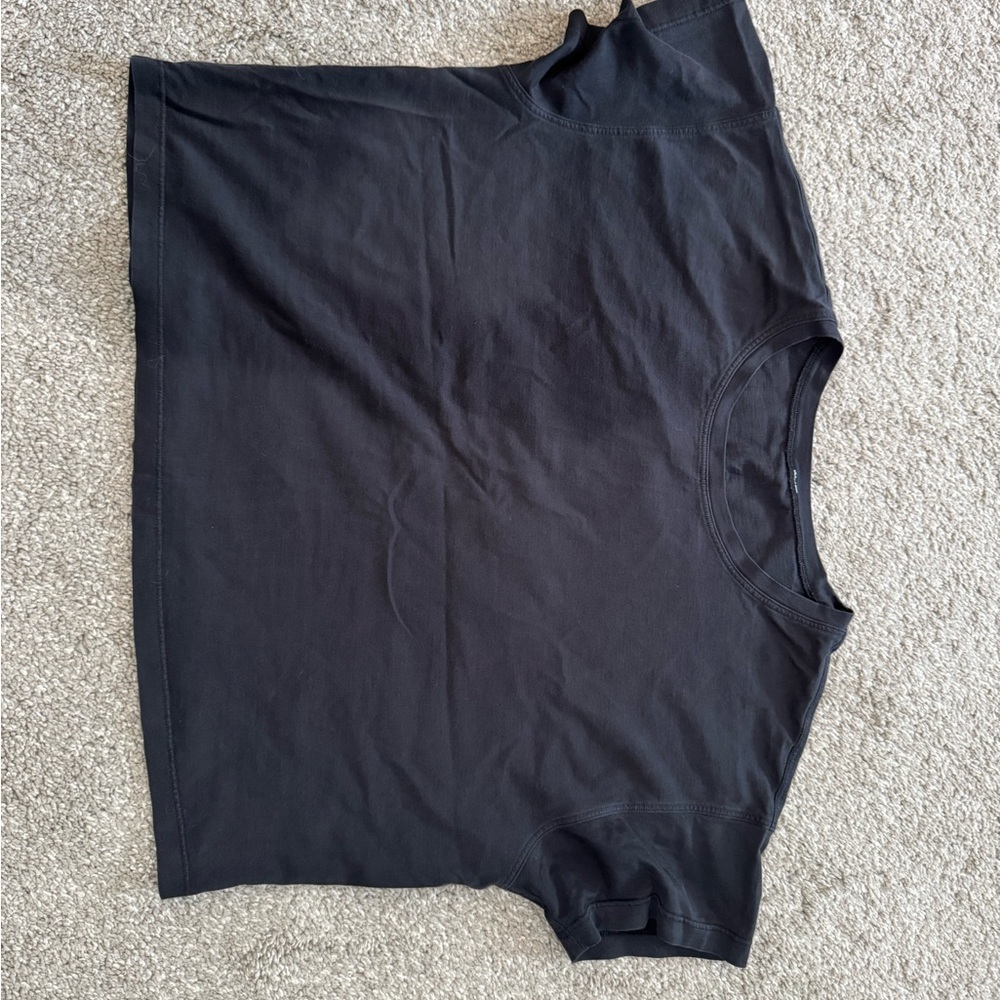 lululemon athletica Black Cates tee - size 4 GUC